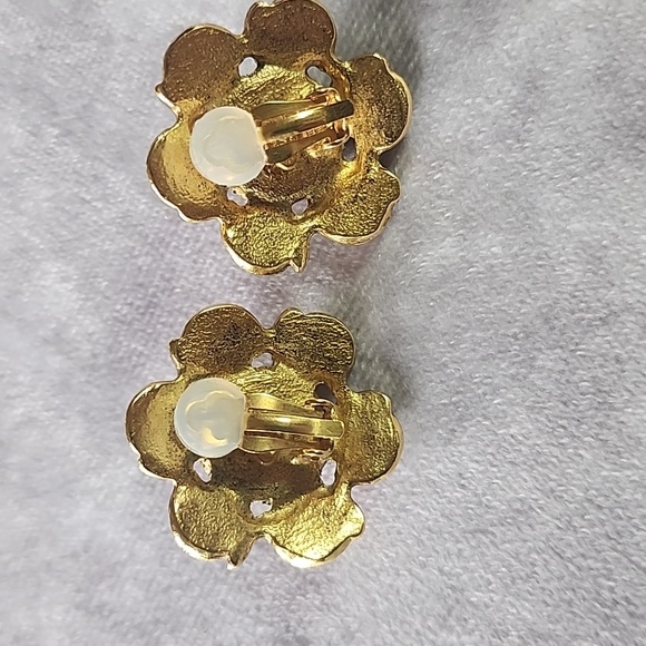 Chanel Gold Faux Pearl Tan Interlocking CC Border Clip On Earrings Vintage - Picture 3 of 5